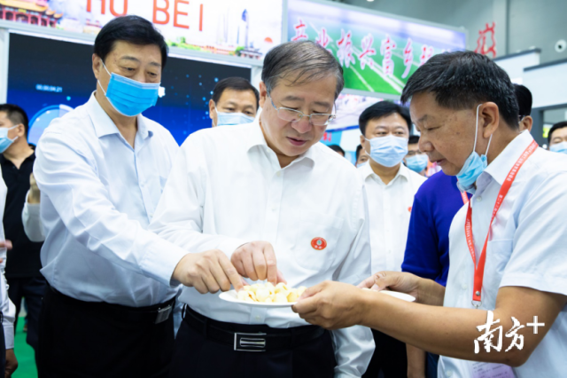 博彩论坛排名
副部长刘焕鑫（一排中间）参观广东展示馆