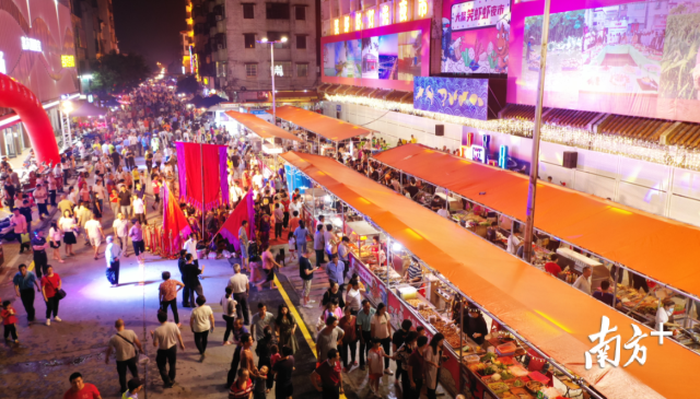 大鳌笑虾虾夜市热闹景象。受访者供图