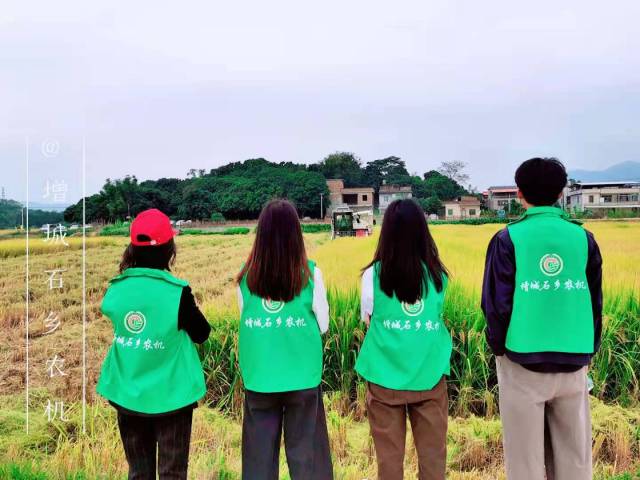 妈妈尹炎爱、沈笑芬、沈燕芬、沈智豪