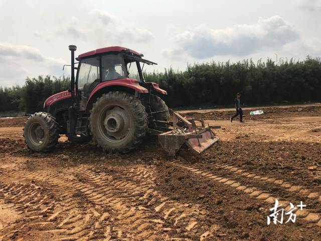 春耕生产智慧农机新技术现场作业演示。邓文燕 摄 春耕生产智慧农机新技术现场作业演示。邓文燕 摄