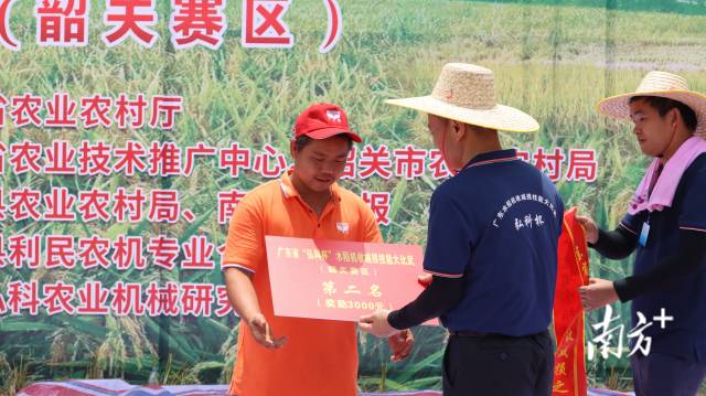 大赛第二名:鸿发农机专业合作社3号选手聂金城(左一)。 大赛第二名:鸿发农机专业合作社3号选手聂金城(左一)。