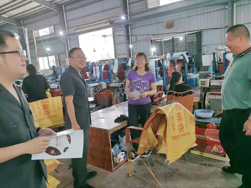 法官为柚企加工厂送上普法手册.jpg