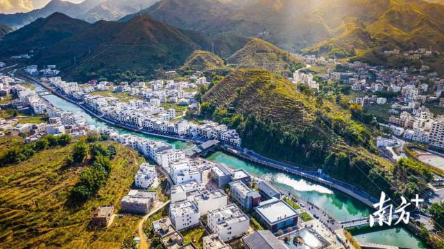 信宜市钱排镇打造的“中国李乡&middot;山水双合”景观带。黄瑜 摄.jpg