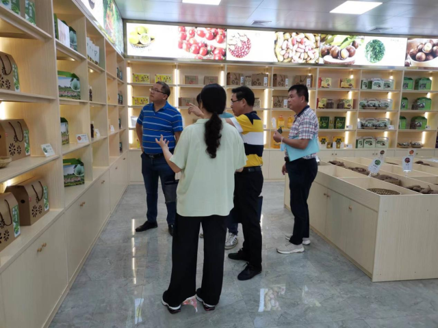 培训班后，肇庆农机化所相关专家参观地豆镇为民农副产品营销展示中心。