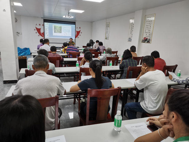 肇庆农机化所副所长高级农艺师刘裕深现场授课并答疑解惑。