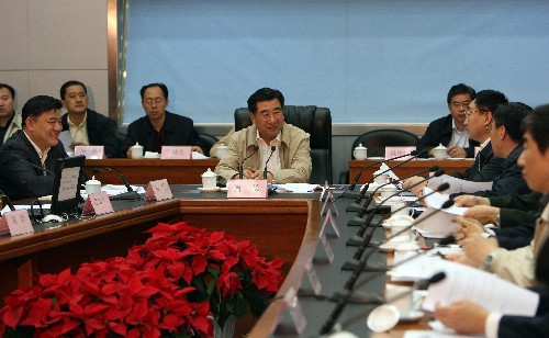 4月21日,中共中央政治局委员、国务院副总理、国家防汛抗旱总指挥部总指挥回良玉主持召开国家防总全体会议,研究分析今年汛情旱情形势,进一步安排部署防汛抗旱救灾工作。 新华社记者 姚大伟 摄