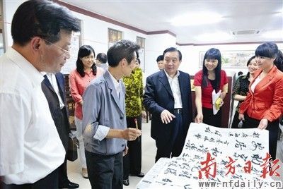 王晨谈文化强国建设指出官员要重视微博作用